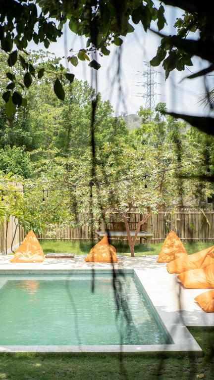 Bazén v ubytování Lost Inn Kuta Capsule Hostel nebo v jeho okolí