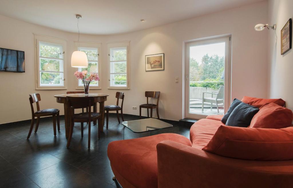 uma sala de estar com um sofá e uma mesa em Apartment am Hofgarten em Innsbruck