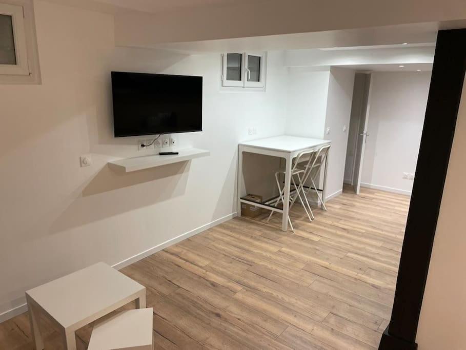 un salon avec une télévision à écran plat sur un mur dans l'établissement Centre Rouen - Stanislas, à Rouen