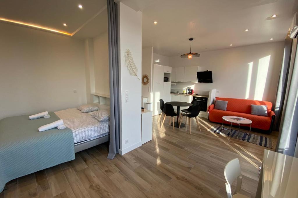 une chambre avec un lit et un salon dans l'établissement 06CJ Beautiful apartment in the heart of Cannes, à Cannes