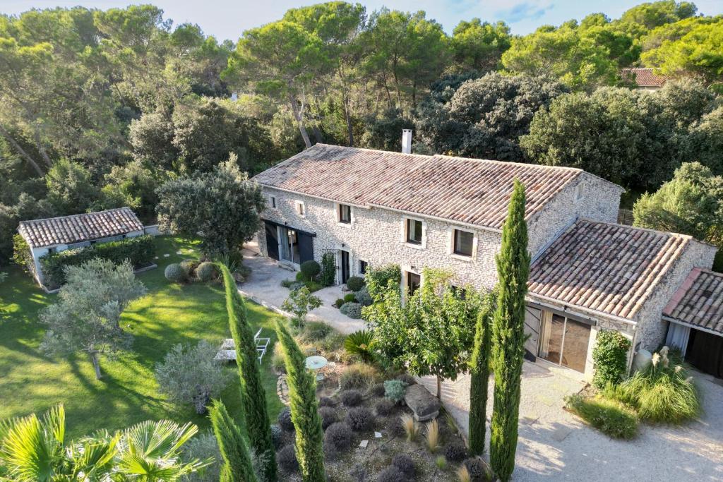 - une vue aérienne sur une maison en pierre avec des arbres dans l'établissement Oasis de Sérénité, à Uchaux