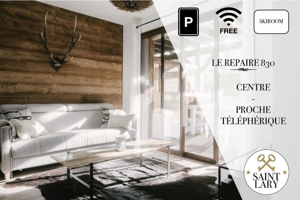 un salon avec un canapé blanc et une table dans l'établissement Le Repaire 830 - Appartement 6 personnes - Saint Lary Soulan, à Saint-Lary-Soulan