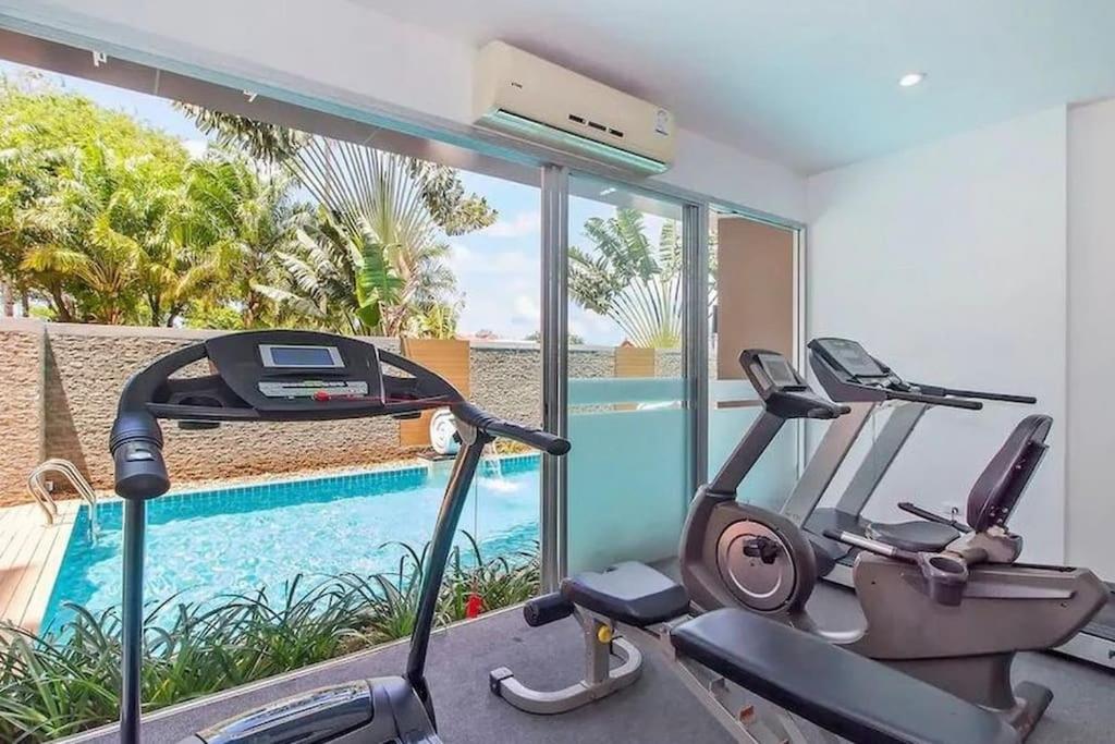 Fitness centrum a/nebo fitness zařízení v ubytování Сhic condo студия с бассейном