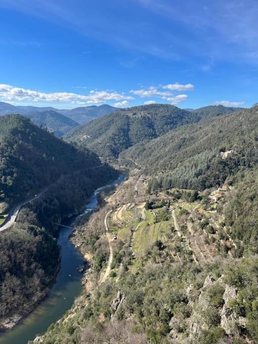 - une vue aérienne sur une rivière dans les montagnes dans l'établissement Petite maison ardéchoise, à Saint-Michel-de-Chabrillanoux