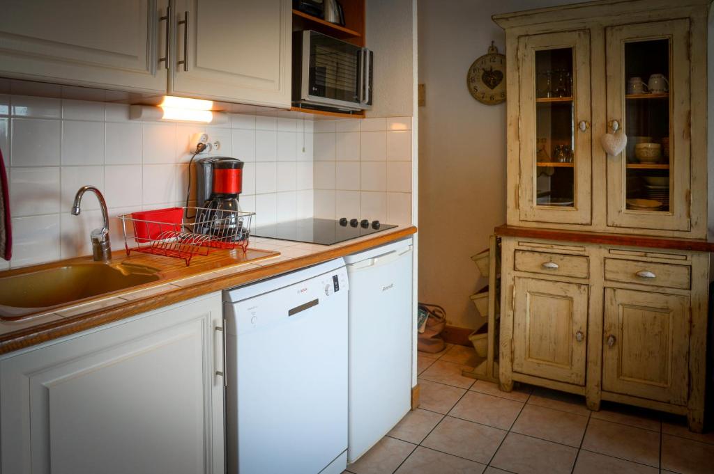 Kuchyň nebo kuchyňský kout v ubytování T2 Meublé Tourisme 3 etoiles, pied des pistes-parking privé avec balcon et superbe vue