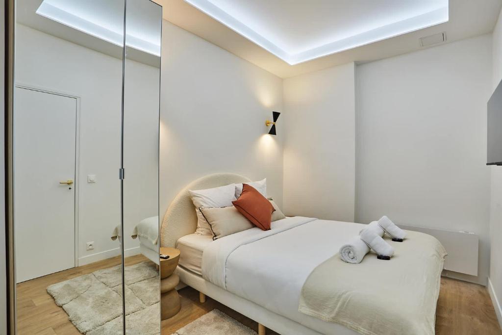 une chambre avec un lit et une paroi vitrée dans l'établissement Charming flat Jardin du Luxembourg Montparnasse, à Paris