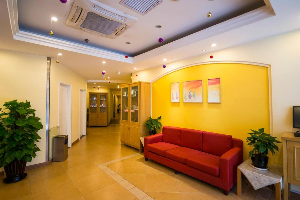 昌平的住宿－如家快捷酒店北京霍營地鐵站店，客厅设有红色的沙发和黄色的墙壁