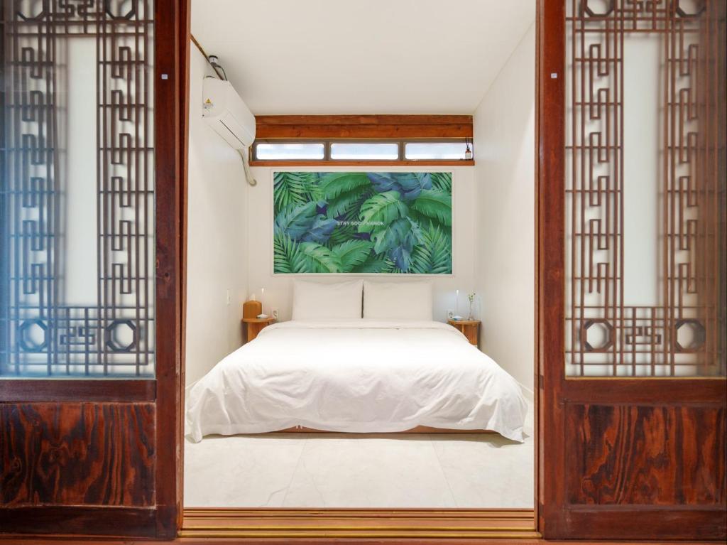 Una cama o camas en una habitación de Exclusive House Hanok Stay 'Soo Hanok'
