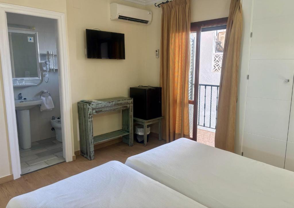 Postel nebo postele na pokoji v ubytování Hotel Chipiona