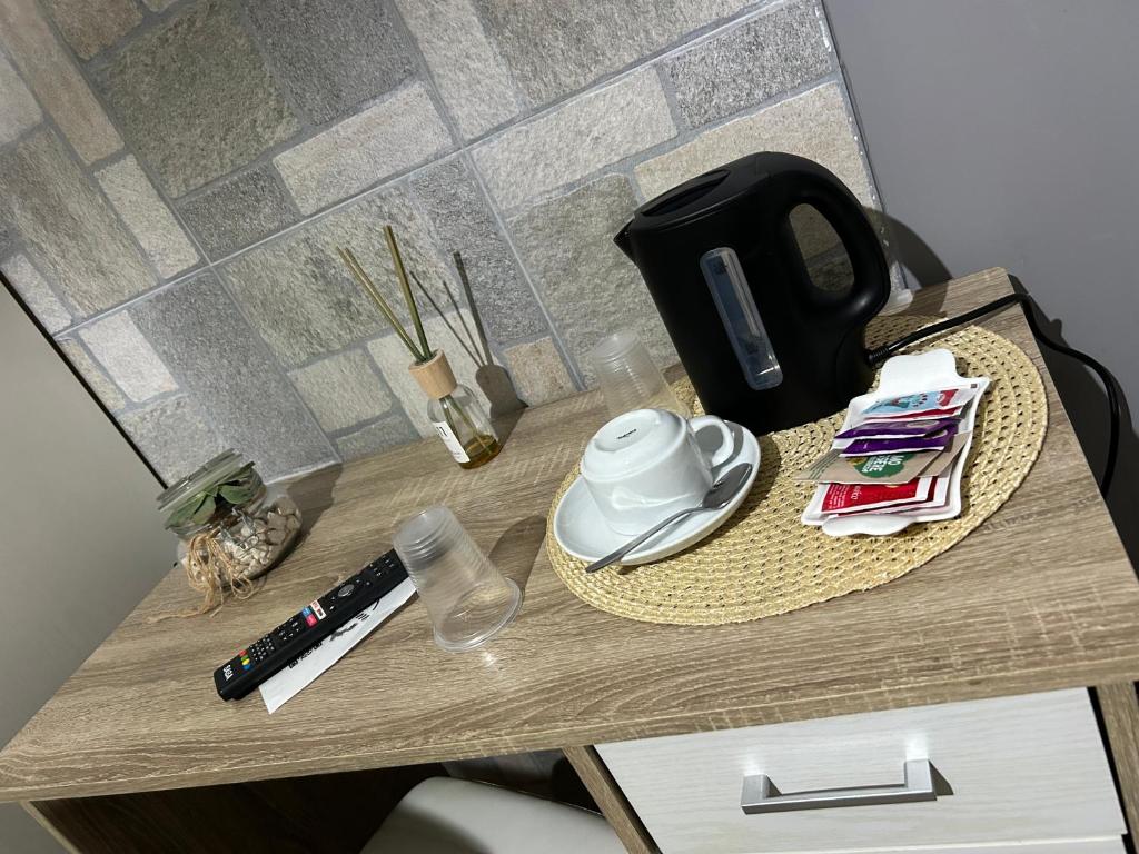 stół z talerzem i kubkiem w obiekcie The Dream B&B w mieście Belvedere Marittimo