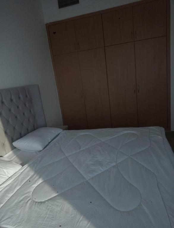 Llit o llits en una habitació de Elegant Sea View Bedroom with Shared Balcony and WC, Spacious and Serene Retreat - ROOM INSIDE APARTMENT