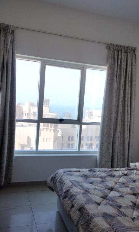 Llit o llits en una habitació de Elegant Sea View Bedroom with Shared Balcony and WC, Spacious and Serene Retreat - ROOM INSIDE APARTMENT