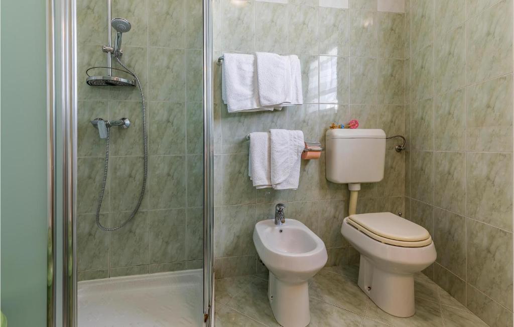 Kúpeľňa v ubytovaní 2 Bedroom Stunning Home In Sisan