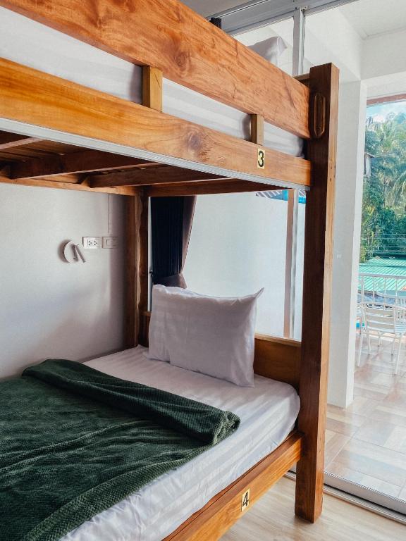 Postel nebo postele na pokoji v ubytování Little wild hostel khaosok