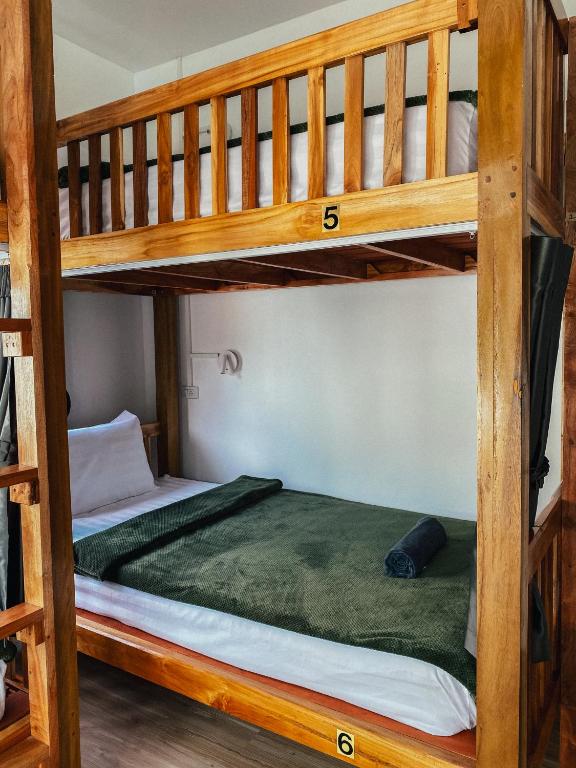 Postel nebo postele na pokoji v ubytování Little wild hostel khaosok