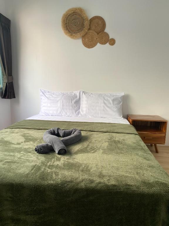 Postel nebo postele na pokoji v ubytování Little wild hostel khaosok