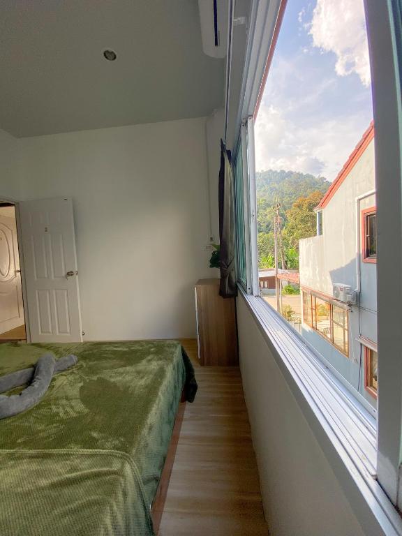 Postel nebo postele na pokoji v ubytování Little wild hostel khaosok