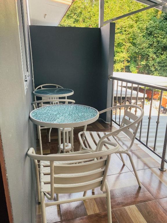 Balkón nebo terasa v ubytování Little wild hostel khaosok