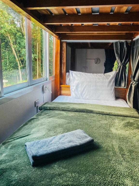 Postel nebo postele na pokoji v ubytování Little wild hostel khaosok