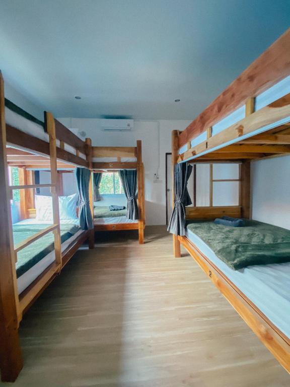 Postel nebo postele na pokoji v ubytování Little wild hostel khaosok