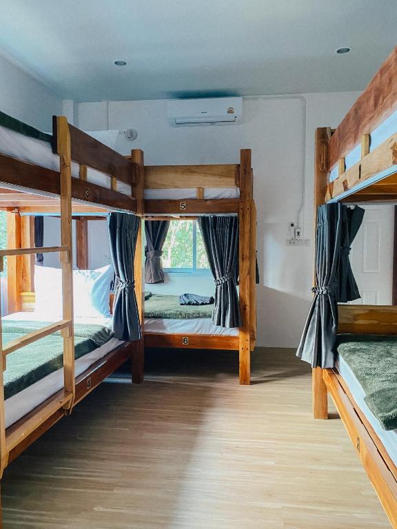 Postel nebo postele na pokoji v ubytování Little wild hostel khaosok