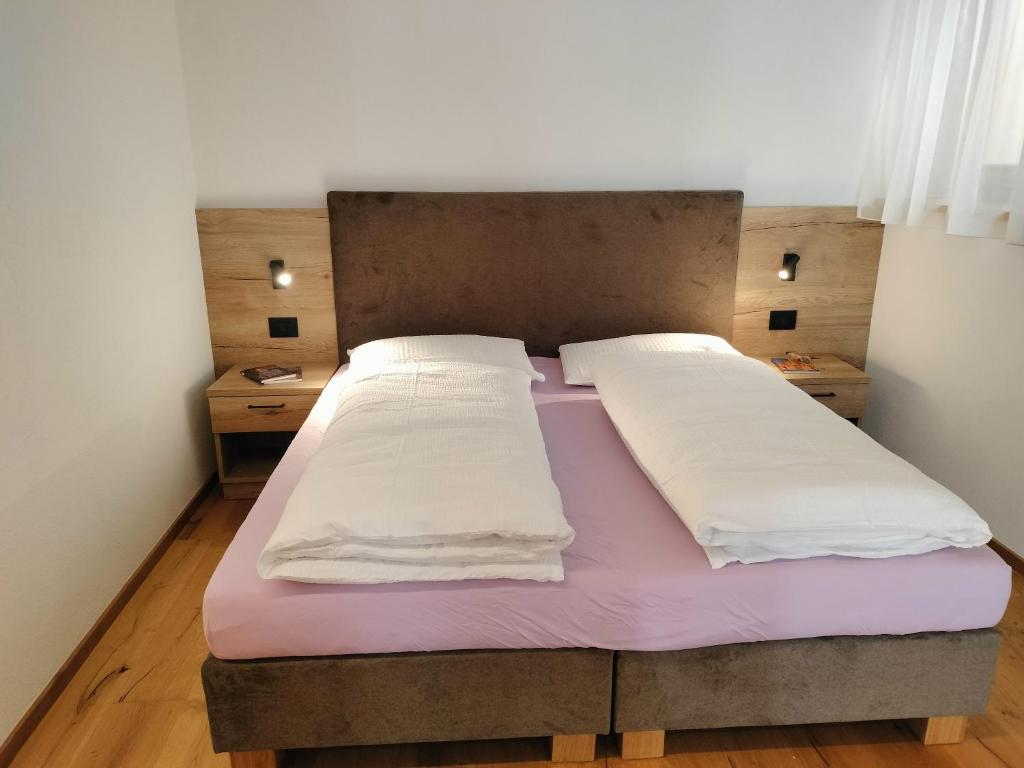 Łóżko lub łóżka w pokoju w obiekcie Ciüf de Munt