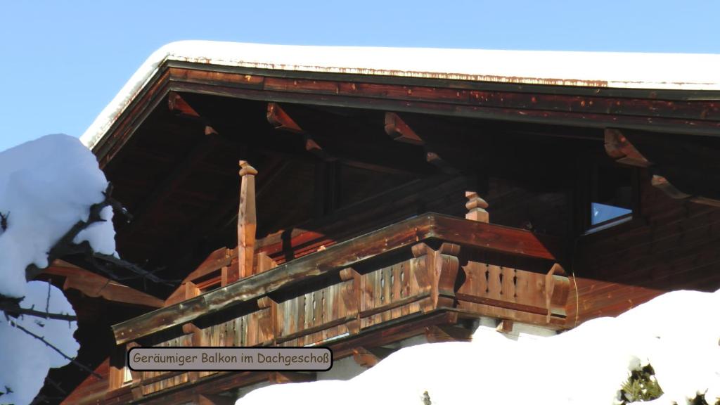 un pájaro sentado en la parte superior de un edificio en Haus Obermoser, en Kitzbühel