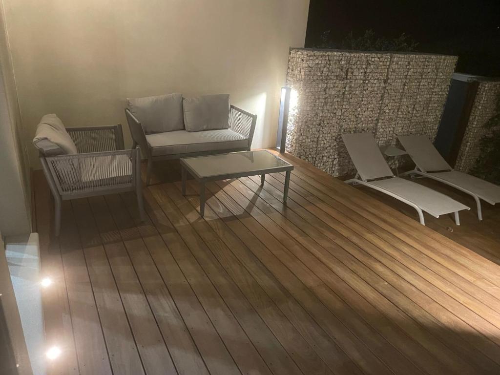 Posezení v ubytování logement avec jacuzzi