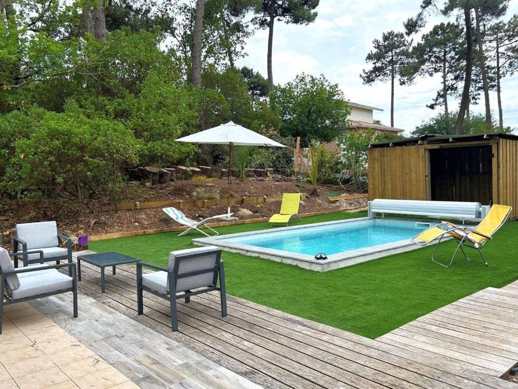 Photo de la galerie de l'établissement Villa climatisée avec piscine chauffée, à 10 min des plages du Bassin et des commerces - FR-1-736-22, à Lège-Cap-Ferret