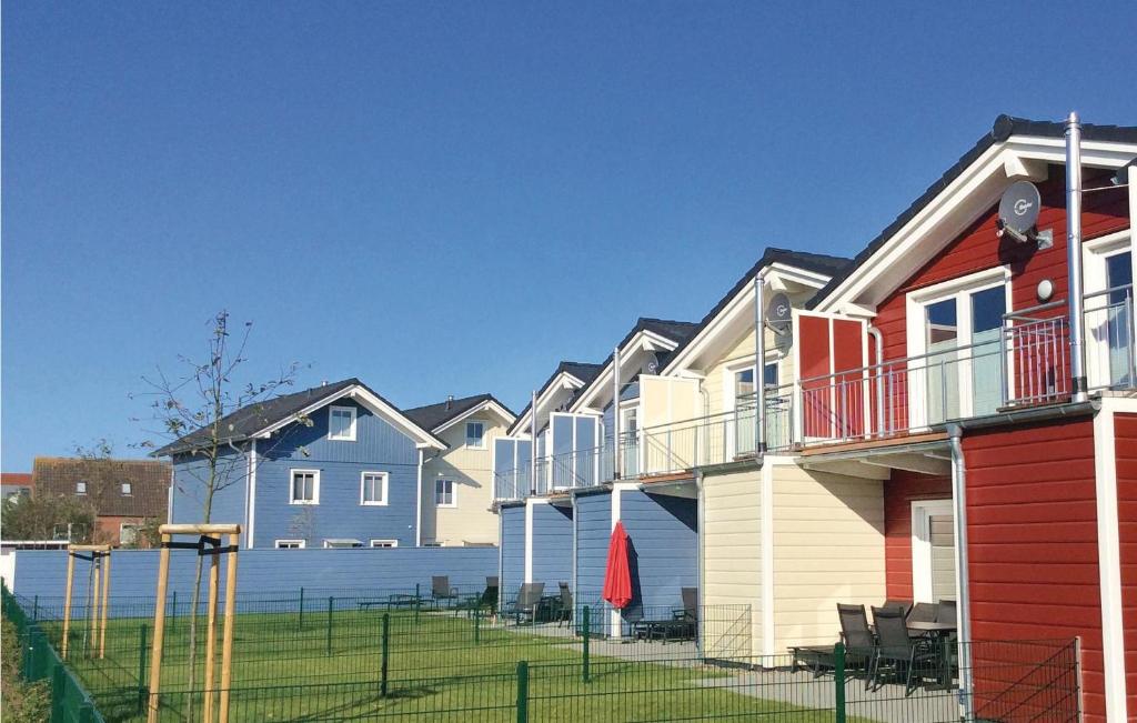 ダゲビュルにあるBeautiful Home In Dagebüll With Saunaの塀の横に腰掛けた家並み