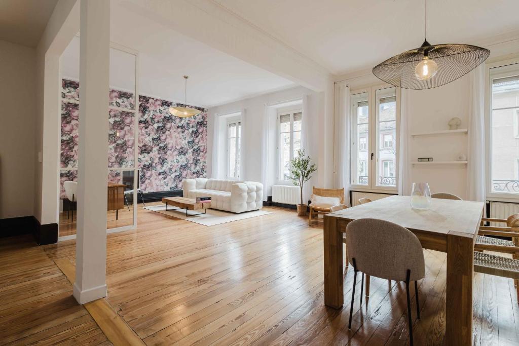 un salon avec une table et une salle à manger dans l'établissement Appart design au cœur de Belfort, à Belfort