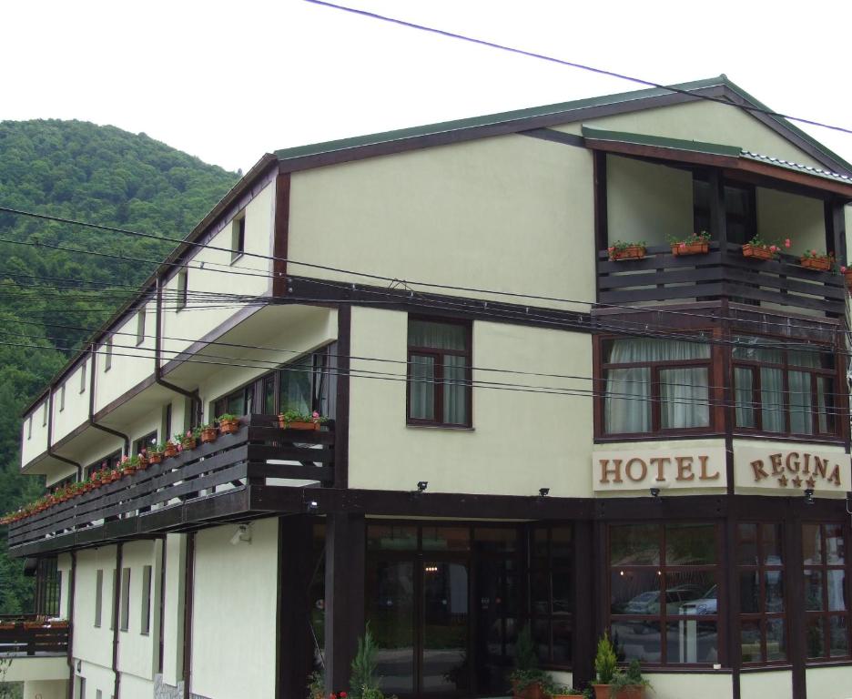 Nespecifikovaný výhled na hory nebo výhled na hory při pohledu z hotelu