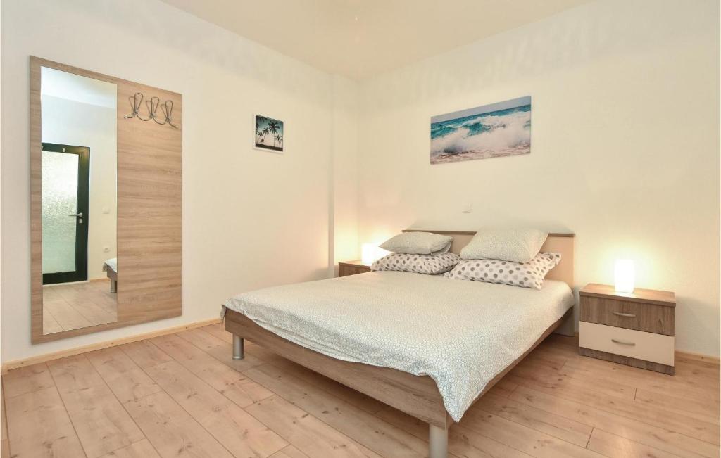 Posteľ alebo postele v izbe v ubytovaní Lovely Apartment In Seget Donji