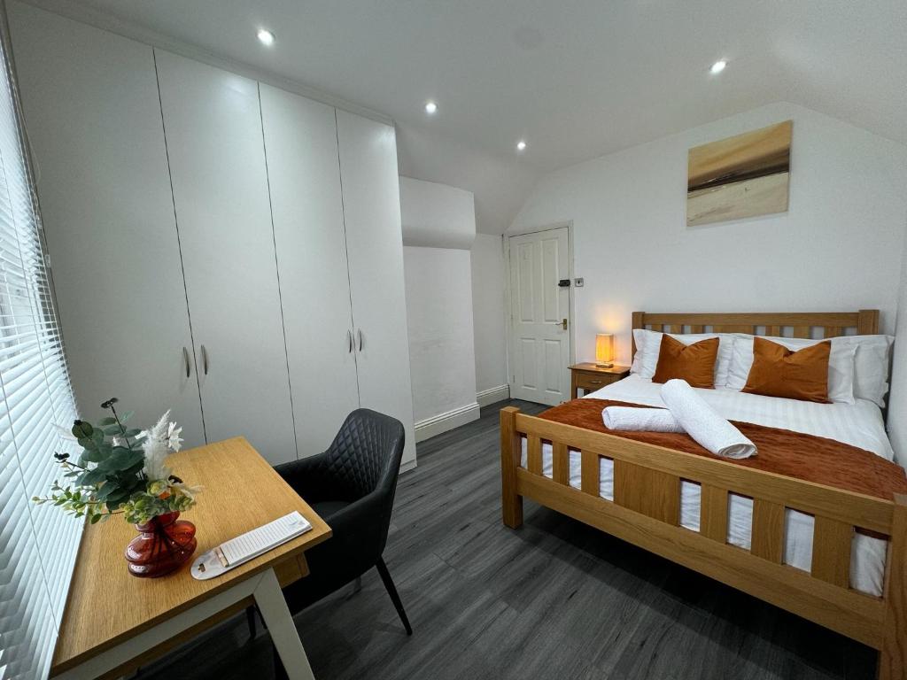 St Helens House Incredible Location with Parking & Gardenにあるベッド