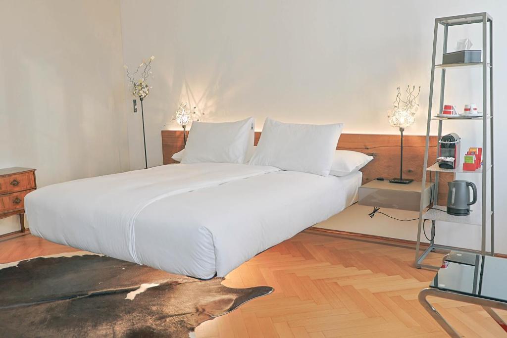 Postel nebo postele na pokoji v ubytování Caffè dell'Arte Boutique Rooms Locarno