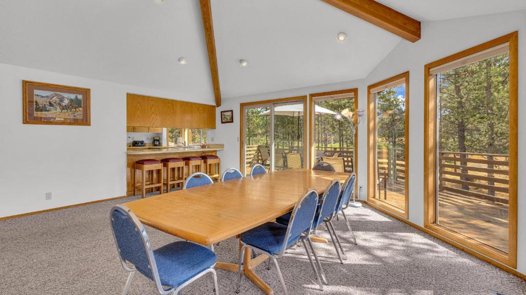 comedor con mesa de madera y sillas azules en White Elm - Unit 15, en Sunriver