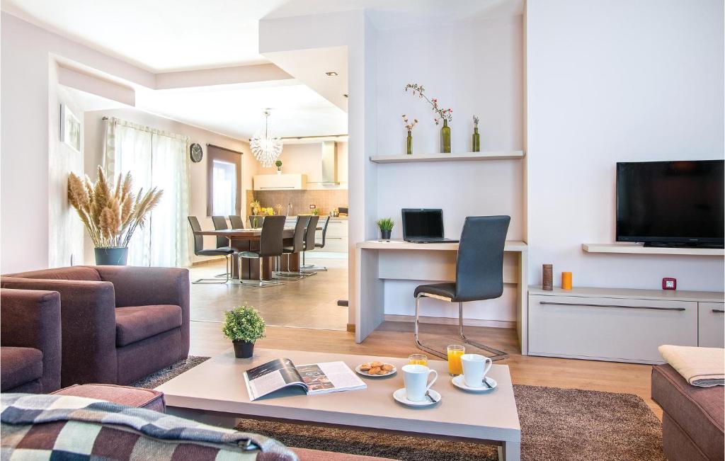 salon z kanapą i stołem w obiekcie 4 Bedroom Awesome Home In Trosti w mieście Heki