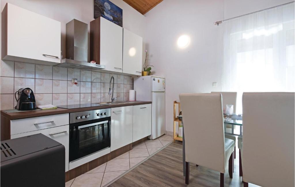 Kuchyň nebo kuchyňský kout v ubytování Two-Bedroom Holiday Home In Valtura