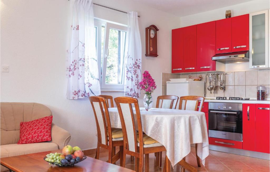Kuchyň nebo kuchyňský kout v ubytování Holiday Home Vojnic Sinjski 11
