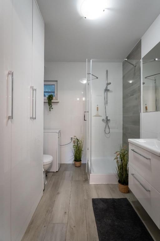 Kúpeľňa v ubytovaní Garden House nad jeziorem Szelment