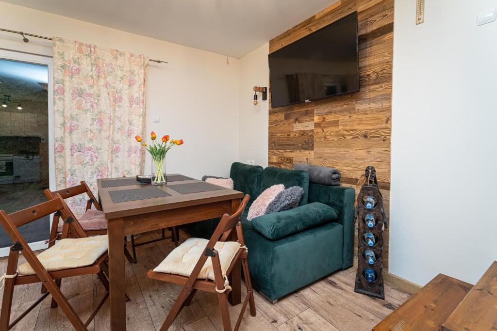 Posedenie v ubytovaní Garden House nad jeziorem Szelment