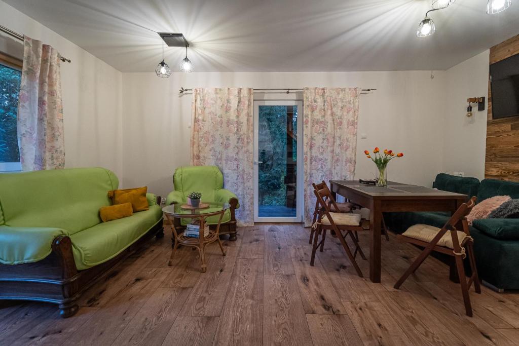 Posedenie v ubytovaní Garden House nad jeziorem Szelment