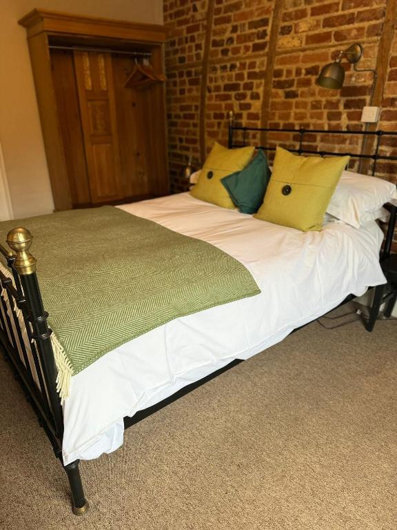 The Crown Aldbourne - Deluxe Double Room With Shower