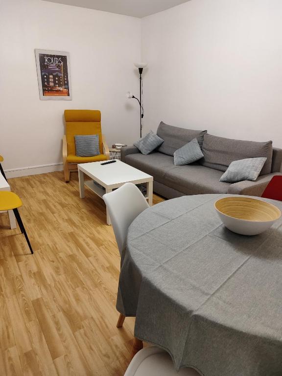 un salon avec un canapé et une table dans l'établissement Séjours des Rossignols, à Tours