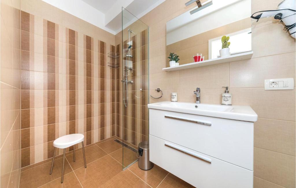Kúpeľňa v ubytovaní Beautiful Apartment In Kastel Stari