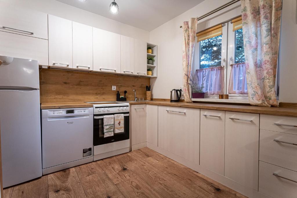Kuchyňa alebo kuchynka v ubytovaní Garden House nad jeziorem Szelment
