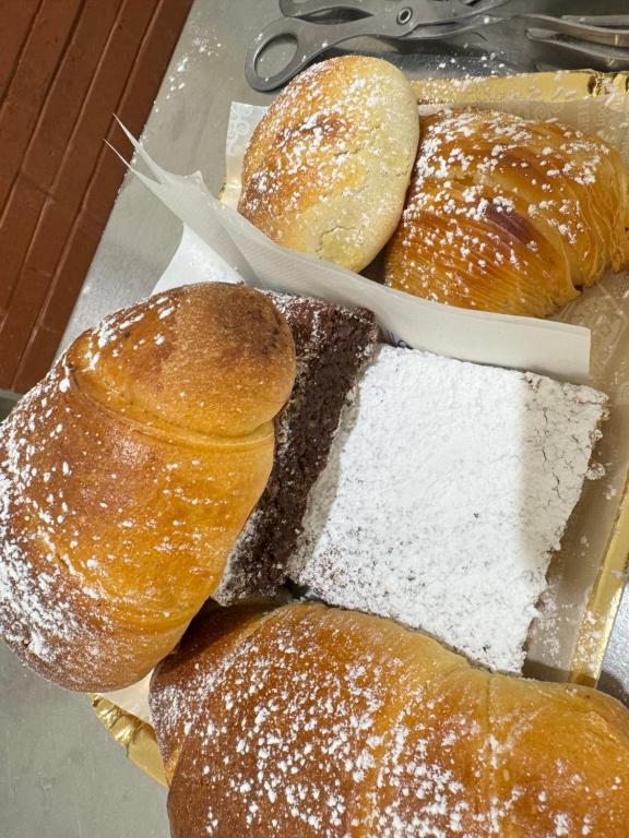 stos wypieków siedzących na stole w obiekcie La Stella Di Napoli B&B w mieście Neapol