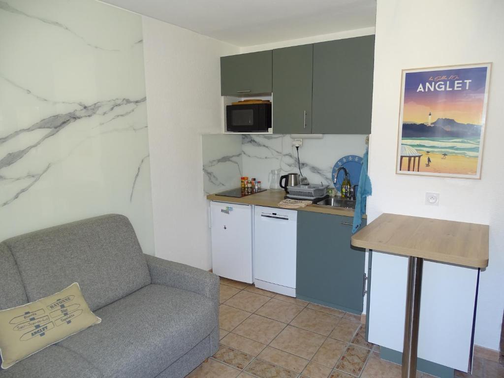 a living room with a couch and a kitchen at Appartement 4 personnes entre mer et Golf à Anglet in Anglet