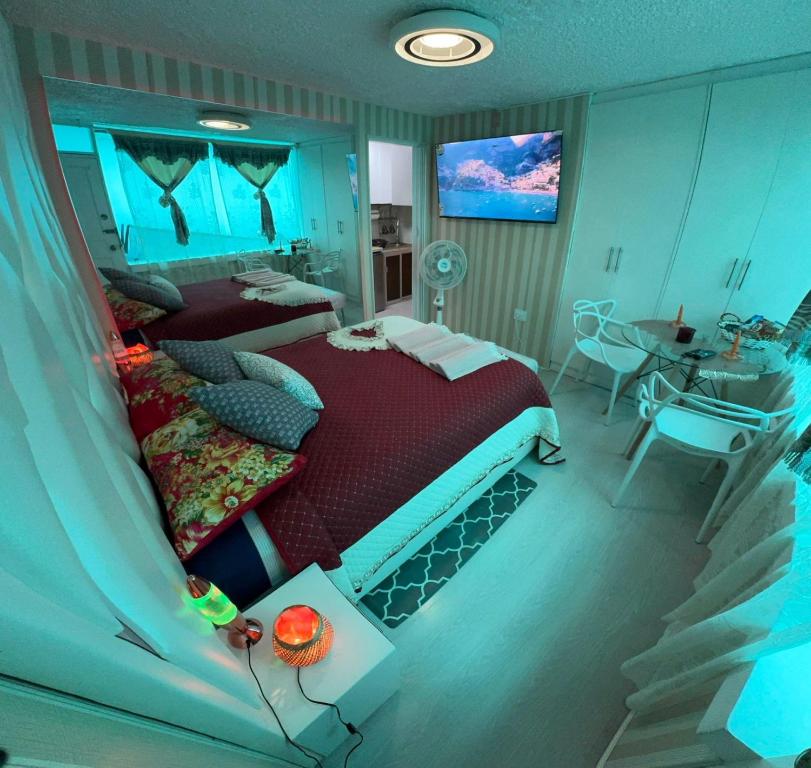 Un dormitorio con una cama y una mesa en una habitación. en Gold House Oro, en Quito