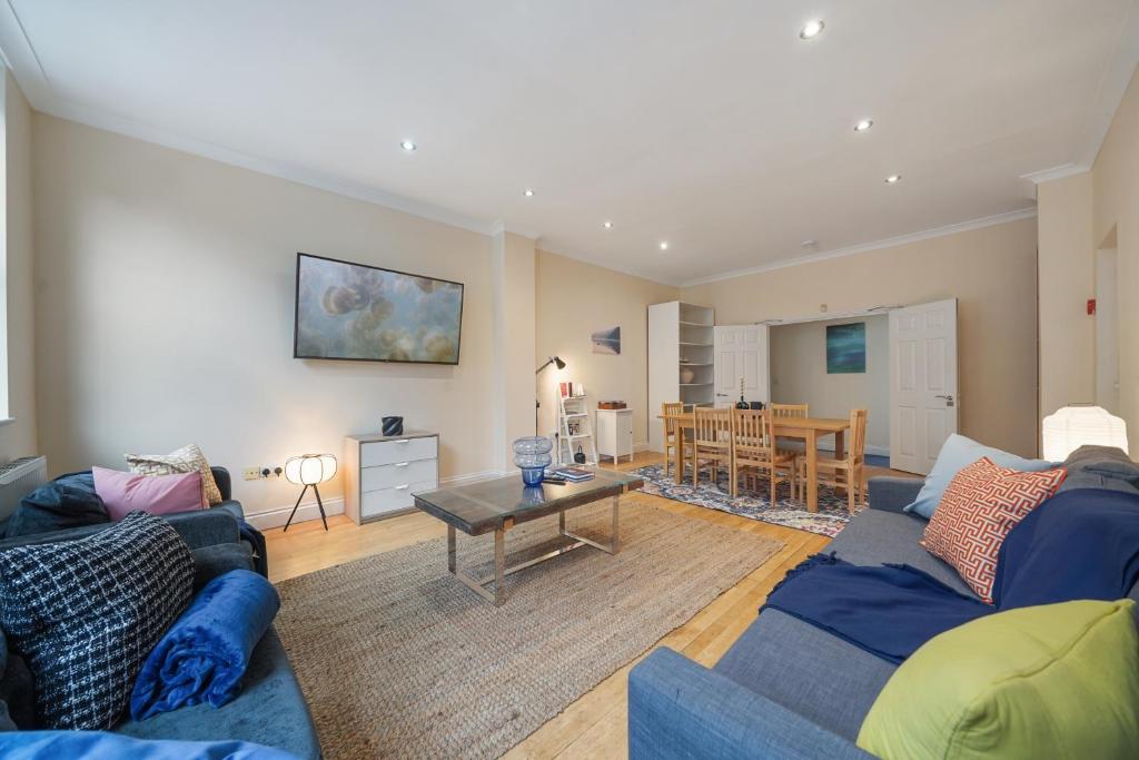 a living room with a couch and a table at The Αnchor - Κing's Cross ZONE 1! in London